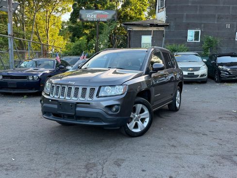 Used 2016 Jeep Compass Latitude FWD image 3