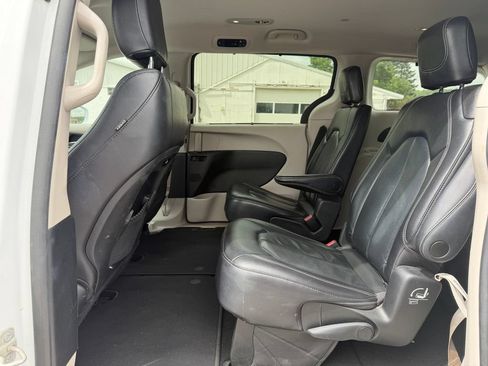 Used 2022 Chrysler Pacifica Touring-L FWD image 6