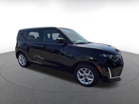 Used 2025 Kia Soul LX w/ LX Technology Package FWD image 2