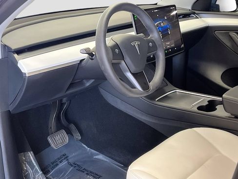 Used 2024 Tesla Model Y Long Range AWD/4WD image 9