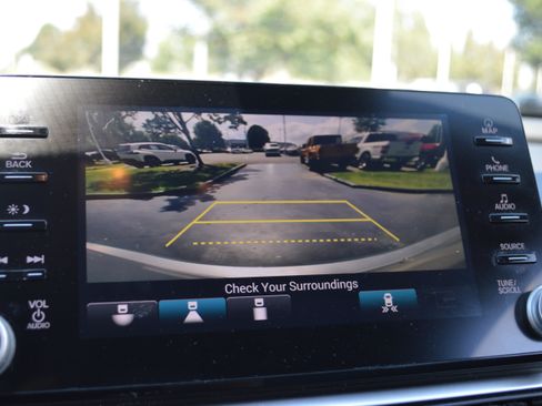 Used 2018 Honda Accord Touring image 17