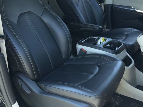 Used 2024 Chrysler Pacifica Touring-L FWD image 34