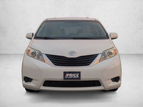 Used 2011 Toyota Sienna LE image 2