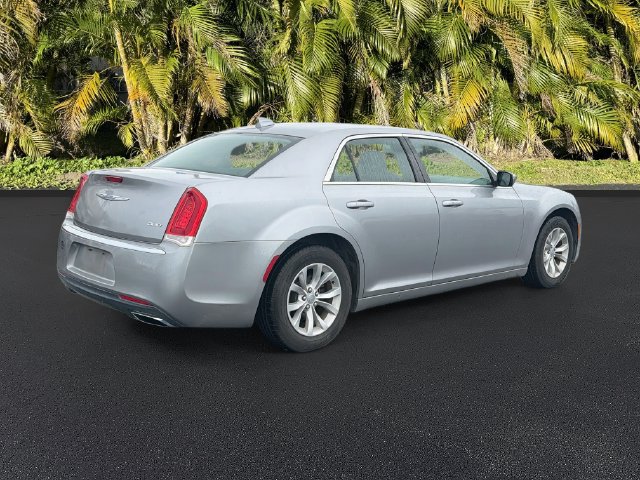 Used 2018 Chrysler 300 Touring RWD image 4
