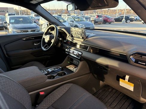 Used 2025 Honda Pilot Sport image 25