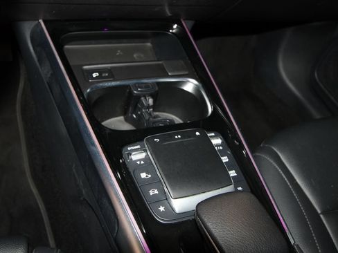 Used 2022 Mercedes-Benz GLB 250 4MATIC image 17