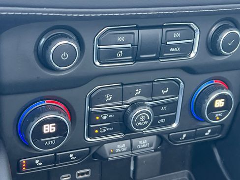 Used 2021 Chevrolet Suburban LT w/ LT Signature Package image 23