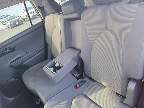 Used 2024 Toyota Highlander LE image 12