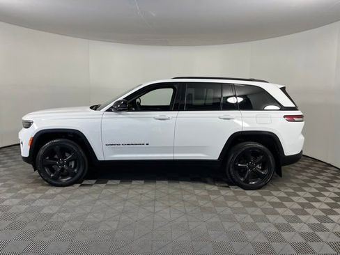 Used 2023 Jeep Grand Cherokee Altitude image 4