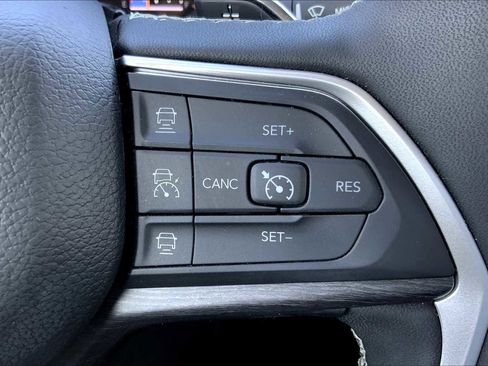 Used 2024 Jeep Grand Cherokee Limited image 22