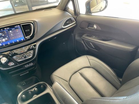 Used 2025 Chrysler Pacifica Select image 37