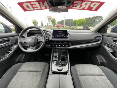 Used 2025 Nissan Rogue SV image 27