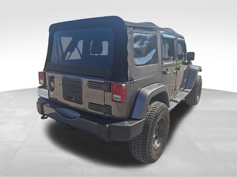 Used 2016 Jeep Wrangler Unlimited Sahara w/ Connectivity Group AWD/4WD image 13
