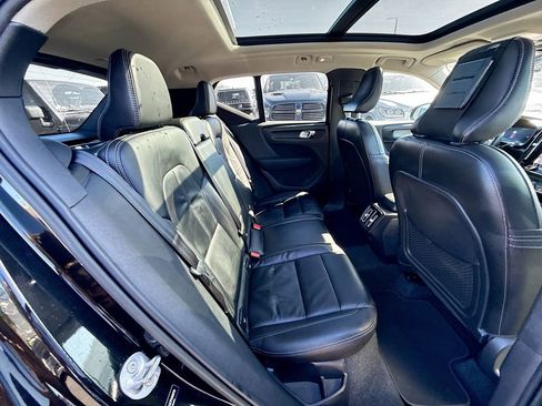 Used 2023 Volvo XC40 B5 Plus image 32