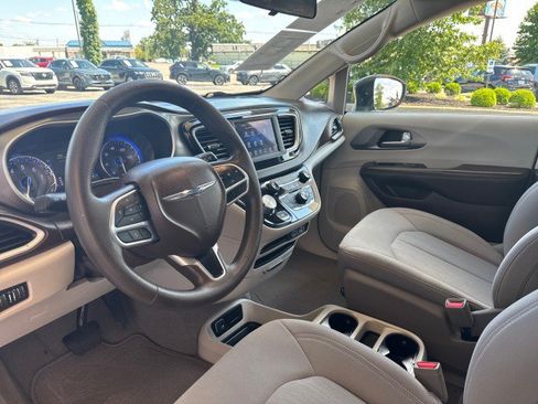 Used 2021 Chrysler Voyager LX FWD image 9