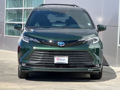 Used 2025 Toyota Sienna XLE Woodland Edition AWD/4WD image 6