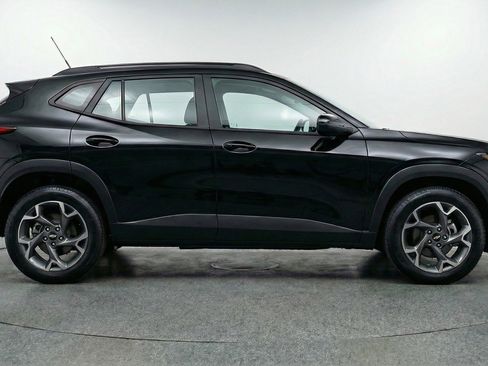 Used 2025 Chevrolet Trax LT w/ LT Convenience Package image 11