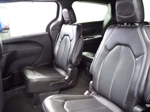 Used 2025 Chrysler Pacifica Select FWD image 12