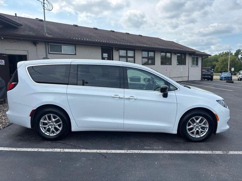 Used 2024 Chrysler Voyager LX FWD image 2