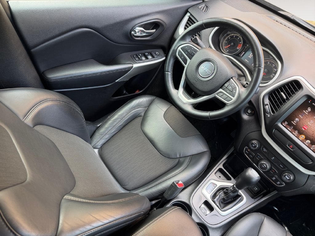 Used 2018 Jeep Cherokee Latitude Plus FWD image 15