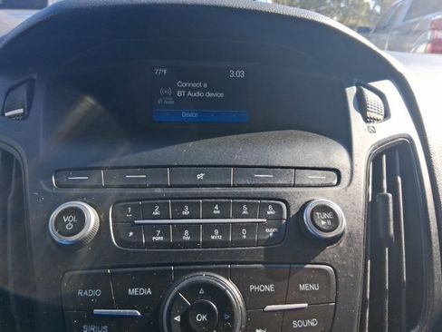 Used 2018 Ford Focus SE w/ SE Appearance Package image 23