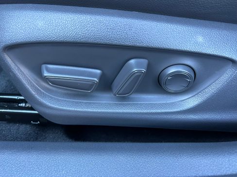 Used 2018 Toyota Camry XLE image 12