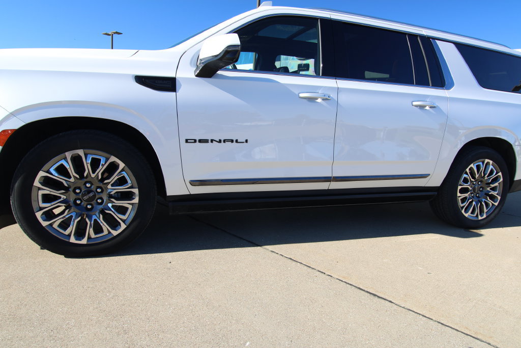 Used 2024 GMC Yukon XL Denali Ultimate AWD/4WD image 11