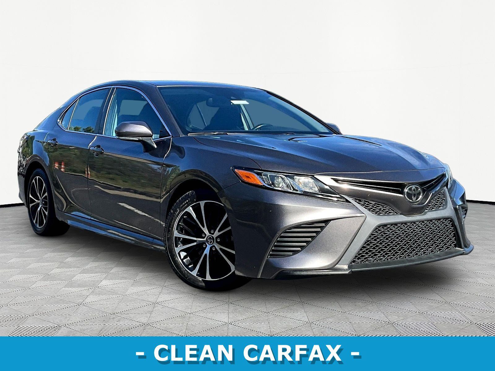 Used 2019 Toyota Camry SE w/ Convenience Package FWD image 3