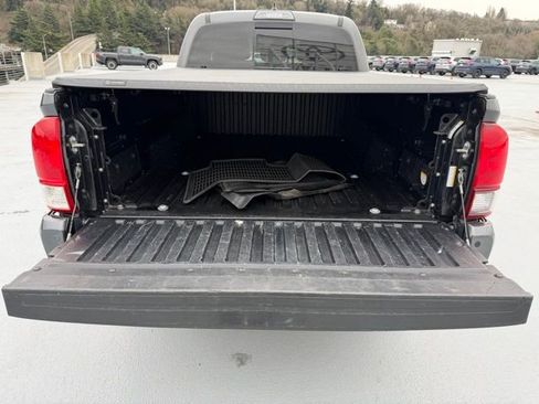 Used 2018 Toyota Tacoma TRD Sport w/ Technology Package image 10