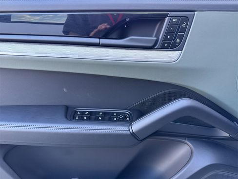 Used 2025 Porsche Cayenne image 12