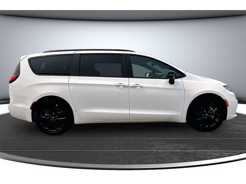 Certified 2025 Chrysler Pacifica Limited FWD image 15