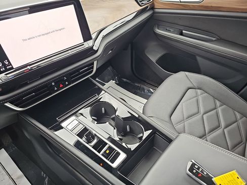 Used 2024 Volkswagen Atlas SE FWD image 31