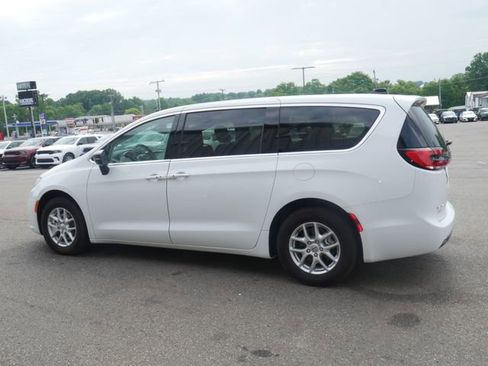 Used 2024 Chrysler Pacifica Touring-L FWD image 8