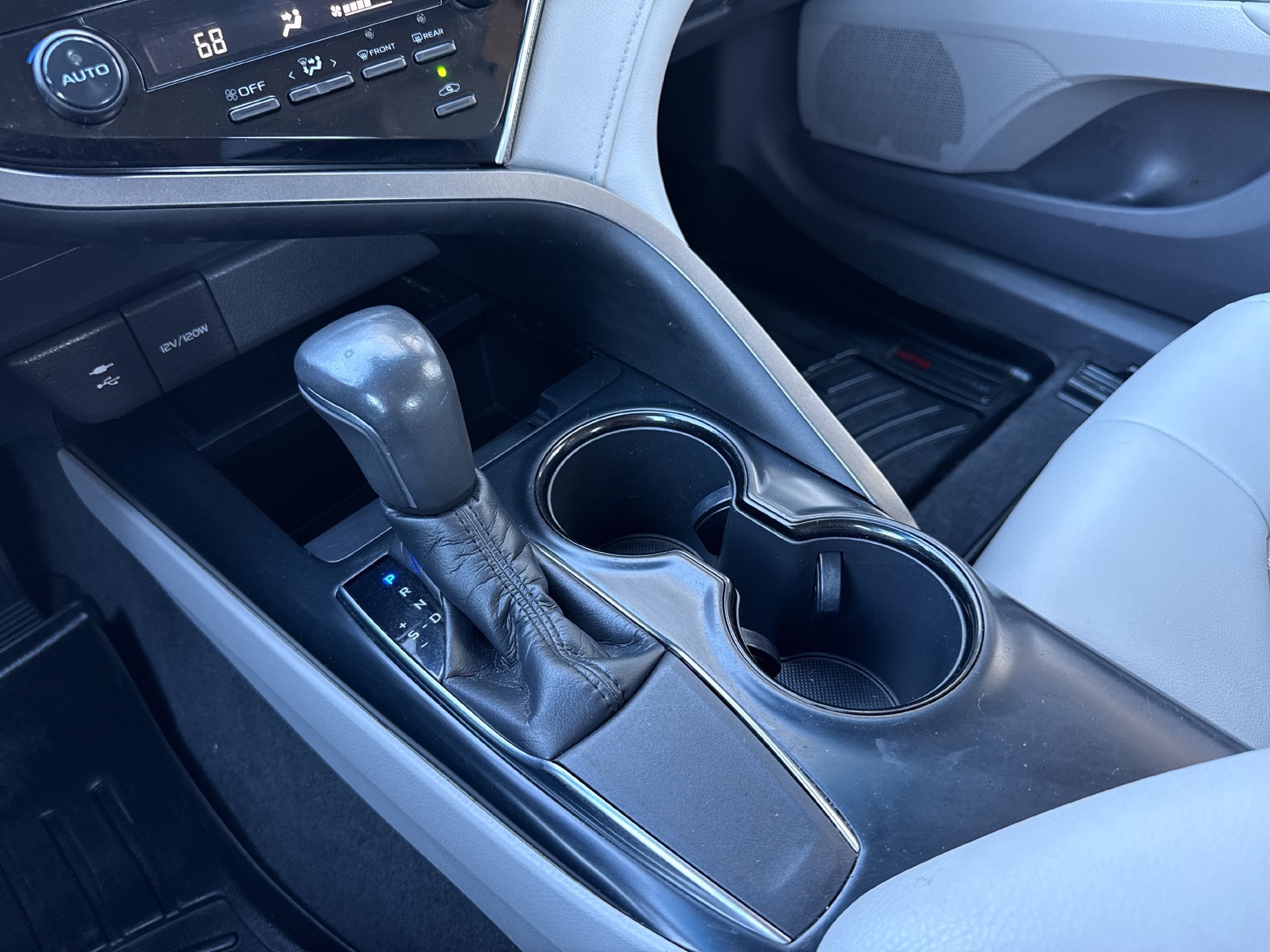 Used 2018 Toyota Camry SE FWD image 11