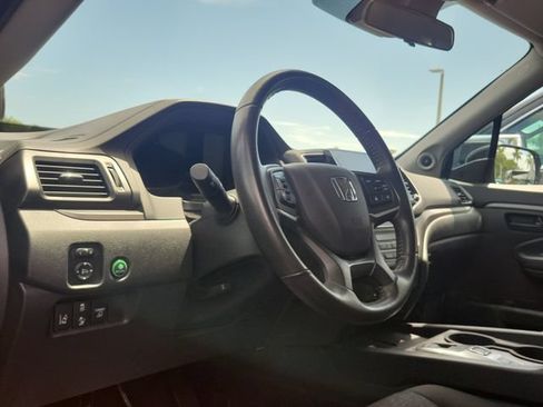 Used 2025 Honda Ridgeline Sport image 8