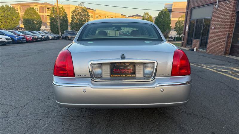 Used 2004 Lincoln Town Car Ultimate RWD image 15