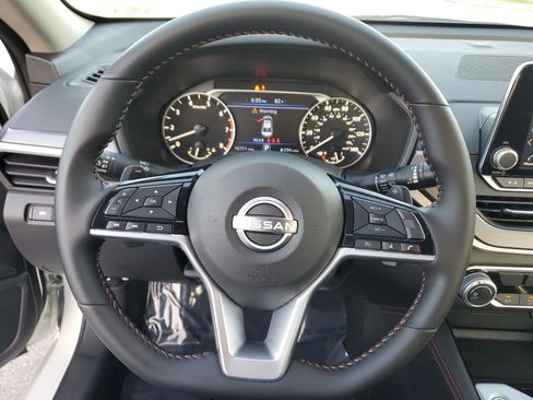 Certified 2025 Nissan Altima 2.5 SR image 19