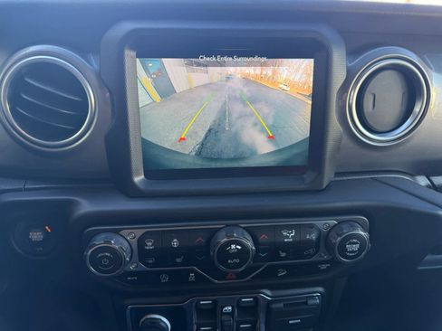 Used 2020 Jeep Wrangler Unlimited Sahara image 17