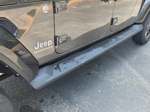 Used 2023 Jeep Gladiator Overland w/ Cold Weather Group AWD/4WD image 37