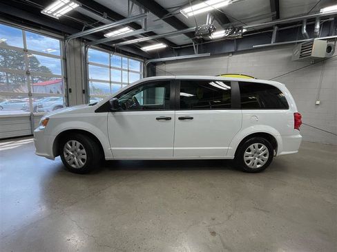 Used 2019 Dodge Grand Caravan SE image 2