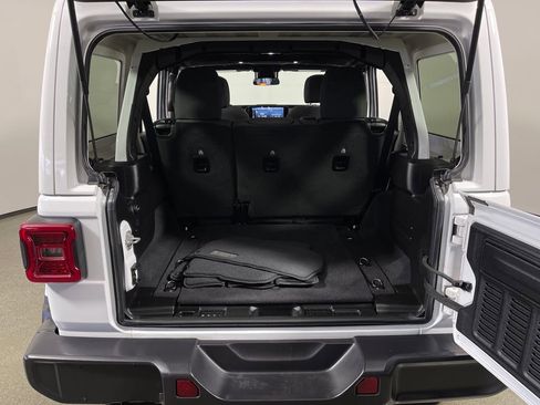 Used 2025 Jeep Wrangler Sahara image 10