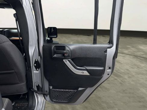 Used 2017 Jeep Wrangler Unlimited Rubicon w/ Connectivity Group AWD/4WD image 18