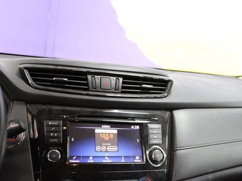 Used 2018 Nissan Rogue SV AWD/4WD image 19