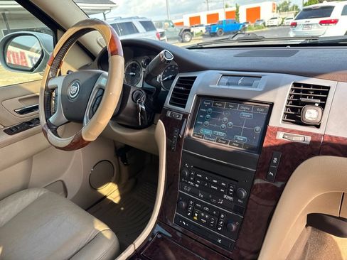 Used 2012 Cadillac Escalade ESV Luxury AWD/4WD image 40