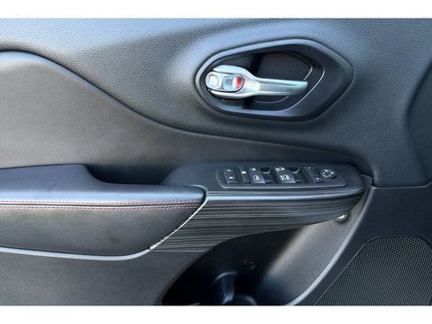Used 2014 Jeep Cherokee Trailhawk w/ Comfort/Convenience Group AWD/4WD image 11