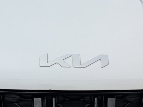 Certified 2024 Kia Carnival LX image 13