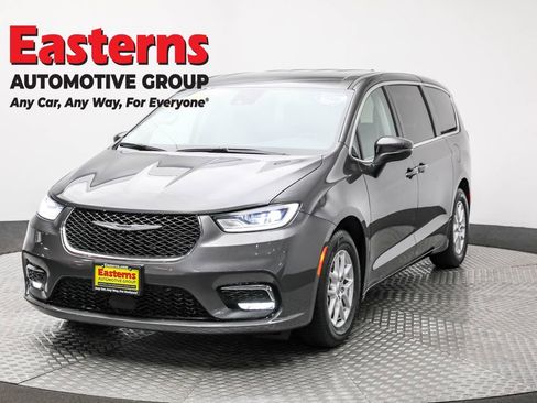 Used 2023 Chrysler Pacifica Touring-L image 1