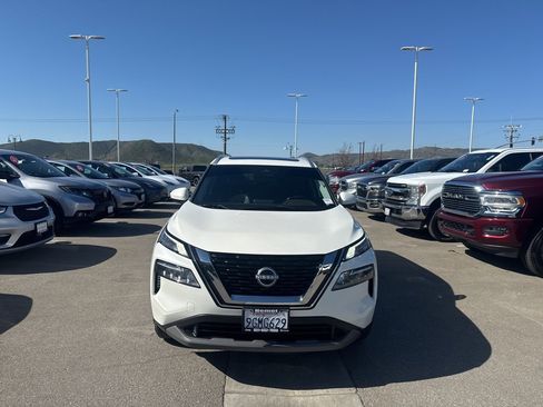 Used 2023 Nissan Rogue SV w/ SV Premium B Package image 3