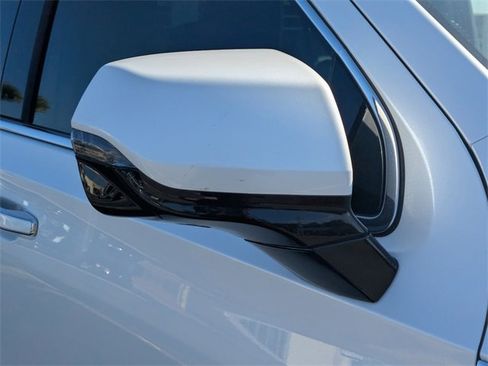 Used 2023 GMC Yukon SLT w/ SLT Luxury Package image 10