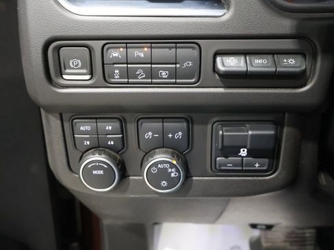 Used 2022 Chevrolet Suburban Premier image 34